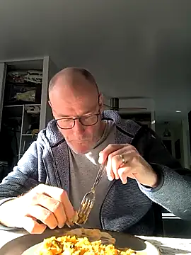 Snapshot of bogland33 chatting on 11.29.25 bogland33 online show from 11.29.25