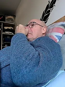 Snapshot of bogland33 chatting on 11.30.25 bogland33 online show from 11.30.25