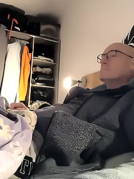 Snapshot of bogland33 chatting on 12.14.25 bogland33 online show from 12.14.25