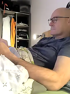 Snapshot of bogland33 chatting on 12.15.25 bogland33 online show from 12.15.25