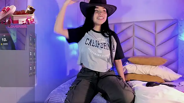 Snapshot of AuroraFiore chatting on 02.20.25 AuroraFiore online show from 02.20.25