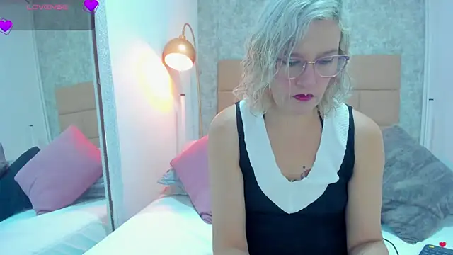 Snapshot of CarolinaGlamour chatting on 05.23.26 CarolinaGlamour online show from 05.23.26