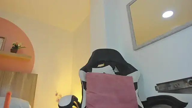 Snapshot of evelin_leroy chatting on 09.10.25 evelin leroy online show from 09.10.25