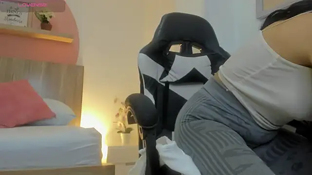 Snapshot of evelin_leroy chatting on 11.27.25 evelin leroy online show from 11.27.25