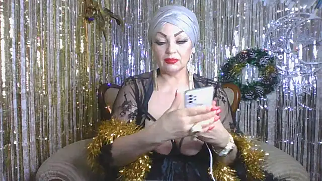 Snapshot of Izabella_gold chatting on 12.28.24 Izabella gold online show from 12.28.24