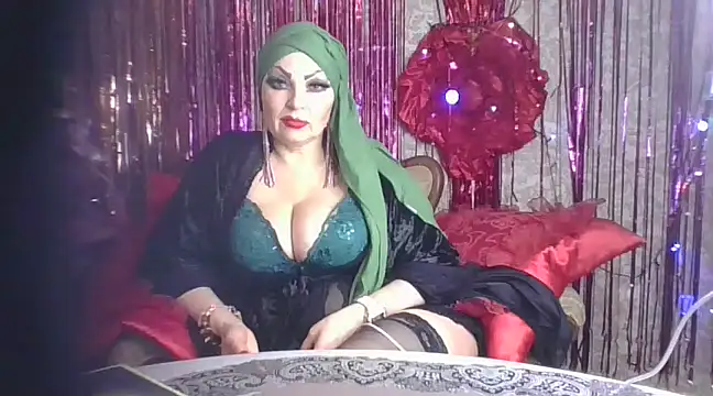 Snapshot of Izabella_gold chatting on 03.08.25 Izabella gold online show from 03.08.25