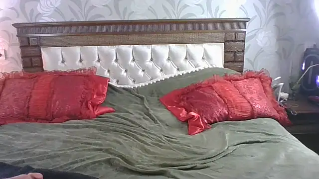 Snapshot of Izabella_gold chatting on 10.08.25 Izabella gold online show from 10.08.25