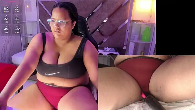 Snapshot of MhiaRey chatting on 11.11.25 MhiaRey online show from 11.11.25