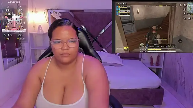 Snapshot of MhiaRey chatting on 11.20.25 MhiaRey online show from 11.20.25