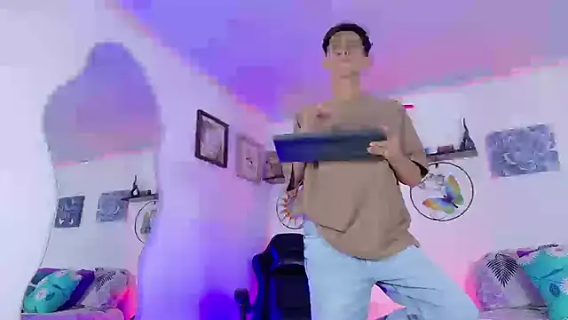 Noah tyler  online show from 10.02.25