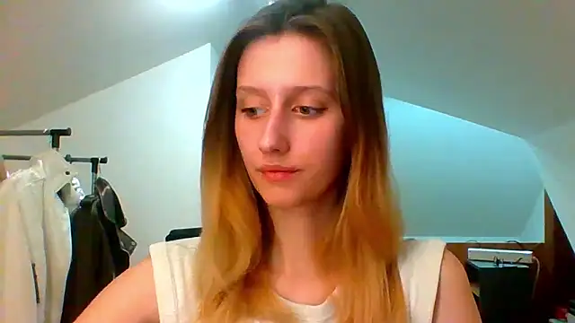 Snapshot of LUNA_delight chatting on 03.19.25 LUNA delight online show from 03.19.25
