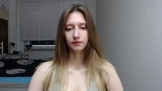 Snapshot of LUNA_delight chatting on 10.28.25 LUNA delight online show from 10.28.25