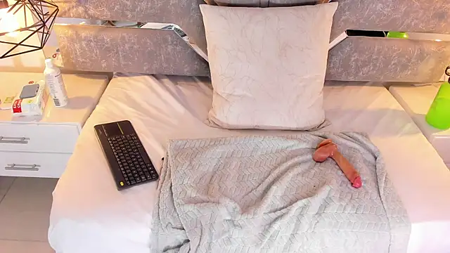 Slut Milf  online show from 06.17.26