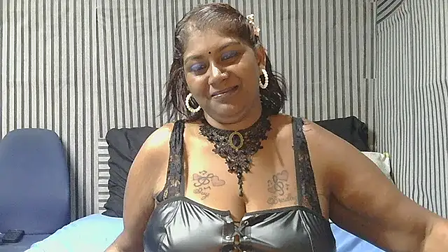 Snapshot of indiansuga chatting on 12.17.25 indiansuga online show from 12.17.25