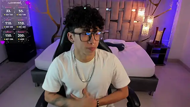 Snapshot of AkazaBoy_ chatting on 01.28.25 AkazaBoy  online show from 01.28.25