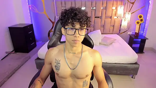 Snapshot of AkazaBoy_ chatting on 03.02.25 AkazaBoy  online show from 03.02.25