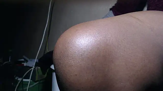 Snapshot of hotriders70e chatting on 11.18.25 hotriders70e online show from 11.18.25