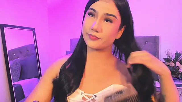 Snapshot of AssQueen18 chatting on 10.27.25 AssQueen18 online show from 10.27.25