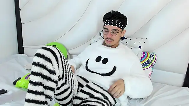 Snapshot of Hugo_Coopers chatting on 03.17.25 Hugo Coopers online show from 03.17.25