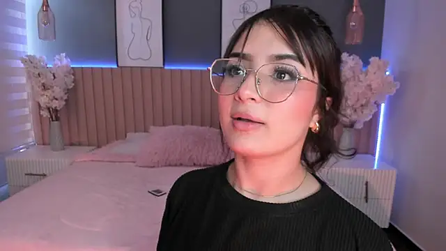 Megan mooree  online show from 02.04.25