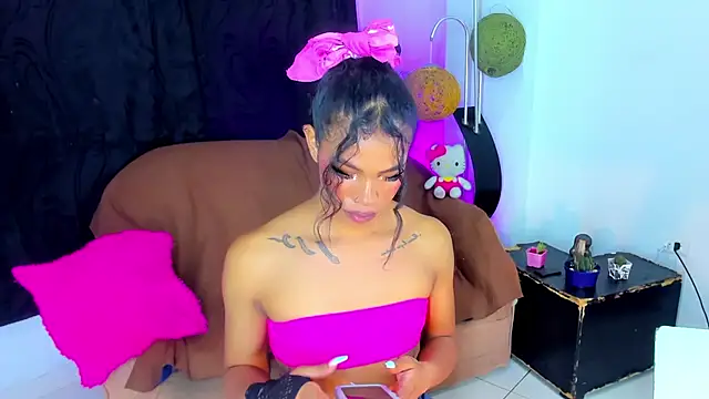 Snapshot of bloom444 chatting on 10.25.25 bloom444 online show from 10.25.25