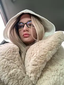 Holly Molii online show from 01.12.25