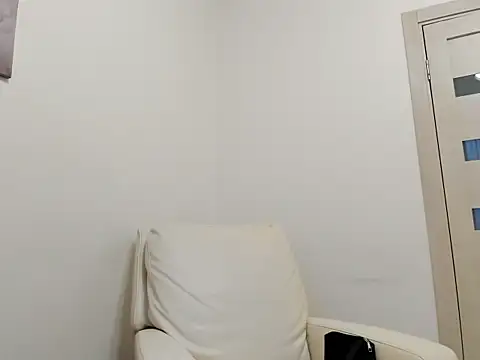 Holly Molii online show from 02.05.25