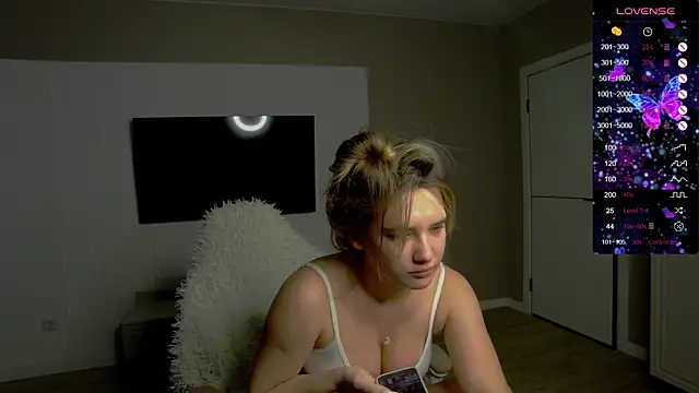 Holly Molii online show from 10.30.25