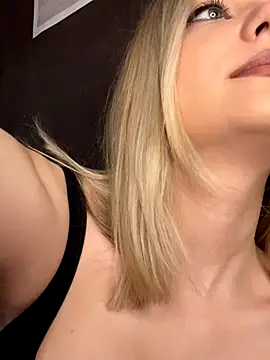 Snapshot of Alisa_Rise chatting on 11.18.25 Alisa Rise online show from 11.18.25