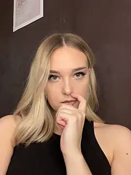 Snapshot of Alisa_Rise chatting on 11.23.25 Alisa Rise online show from 11.23.25