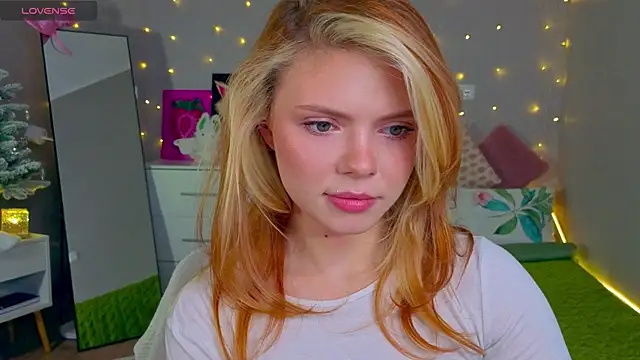 Snapshot of Red__Candy chatting on 12.17.25 Red Candy online show from 12.17.25