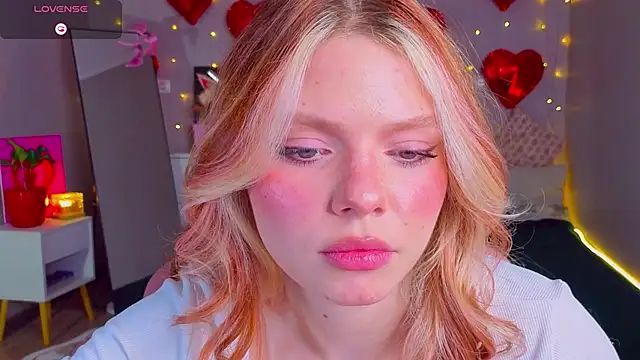 Snapshot of Red__Candy chatting on 03.27.26 Red Candy online show from 03.27.26