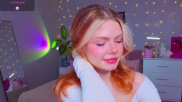 Snapshot of Red__Candy chatting on 04.12.26 Red Candy online show from 04.12.26