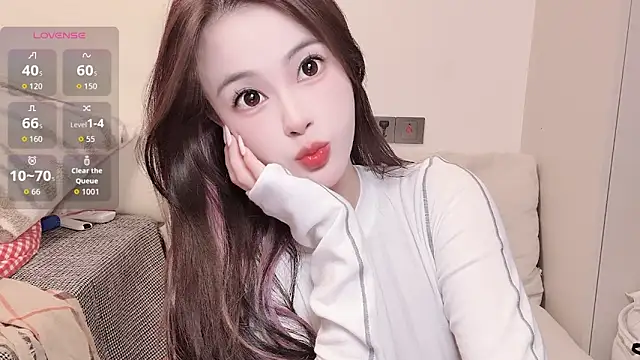 Snapshot of Neyllar chatting on 10.28.25 Neyllar online show from 10.28.25