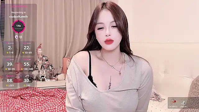 Snapshot of Neyllar chatting on 11.03.25 Neyllar online show from 11.03.25