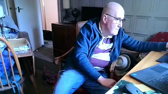 Snapshot of Adamdaddybear chatting on 02.02.25 Adamdaddybear online show from 02.02.25