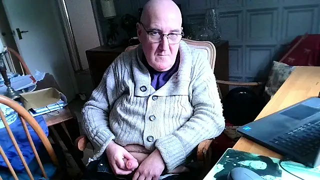 Snapshot of Adamdaddybear chatting on 02.17.25 Adamdaddybear online show from 02.17.25