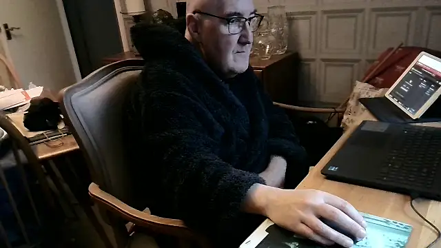 Snapshot of Adamdaddybear chatting on 02.20.25 Adamdaddybear online show from 02.20.25