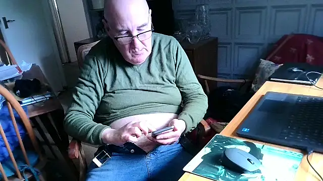 Snapshot of Adamdaddybear chatting on 02.22.25 Adamdaddybear online show from 02.22.25