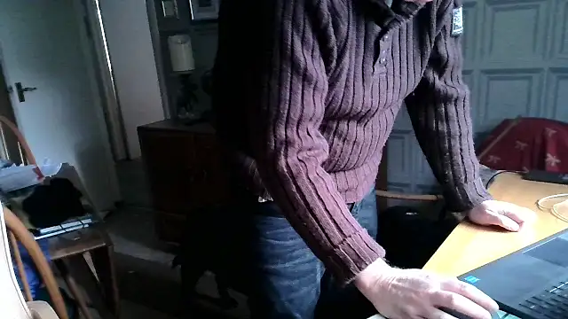 Snapshot of Adamdaddybear chatting on 02.23.25 Adamdaddybear online show from 02.23.25