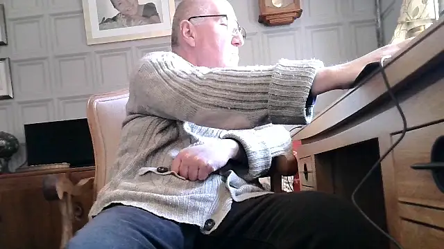 Snapshot of Adamdaddybear chatting on 03.01.25 Adamdaddybear online show from 03.01.25