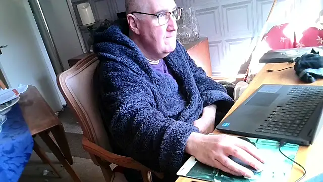 Snapshot of Adamdaddybear chatting on 03.09.25 Adamdaddybear online show from 03.09.25