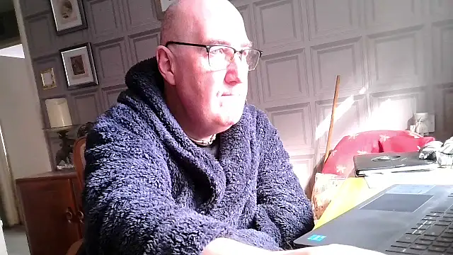 Snapshot of Adamdaddybear chatting on 03.11.25 Adamdaddybear online show from 03.11.25