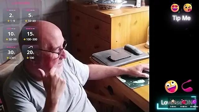 Snapshot of Adamdaddybear chatting on 09.10.25 Adamdaddybear online show from 09.10.25