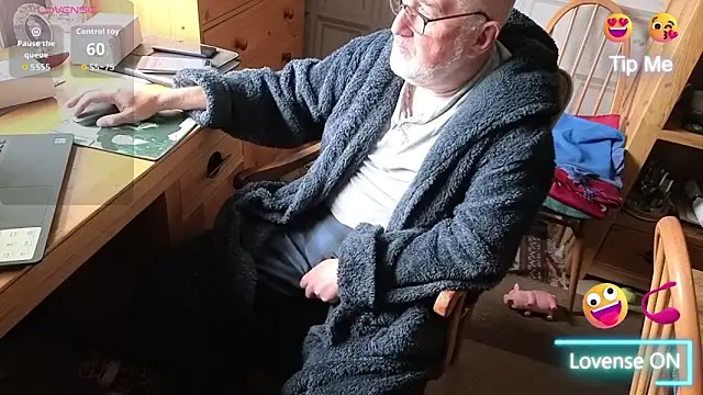 Snapshot of Adamdaddybear chatting on 09.14.25 Adamdaddybear online show from 09.14.25