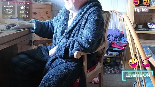 Snapshot of Adamdaddybear chatting on 09.22.25 Adamdaddybear online show from 09.22.25