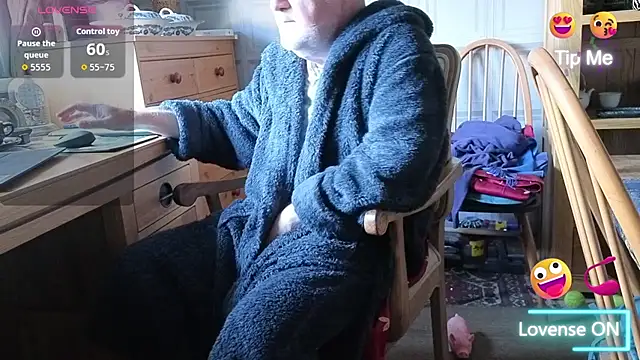 Snapshot of Adamdaddybear chatting on 09.23.25 Adamdaddybear online show from 09.23.25