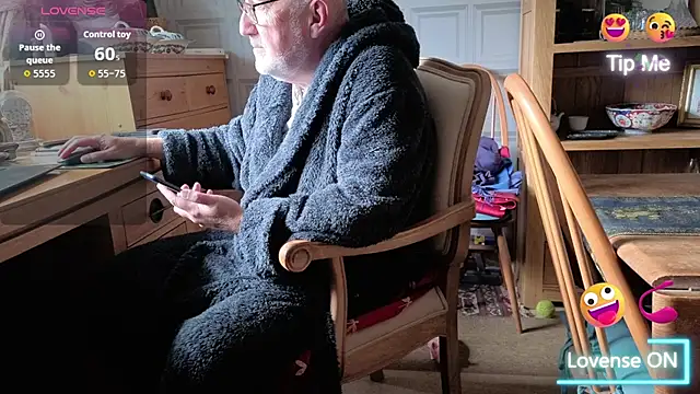 Snapshot of Adamdaddybear chatting on 09.24.25 Adamdaddybear online show from 09.24.25