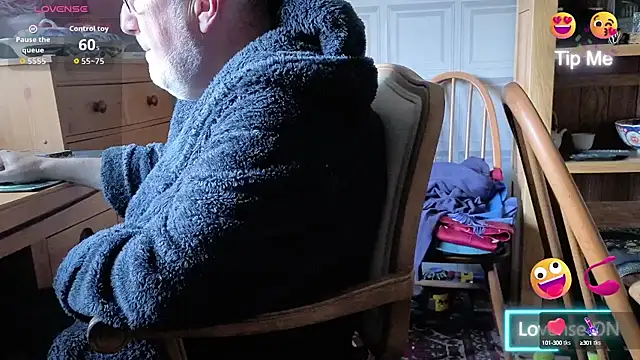 Snapshot of Adamdaddybear chatting on 09.25.25 Adamdaddybear online show from 09.25.25