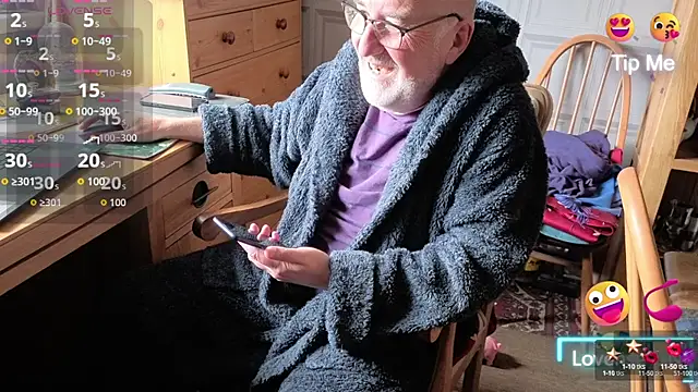 Snapshot of Adamdaddybear chatting on 09.27.25 Adamdaddybear online show from 09.27.25